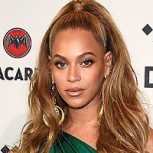 Beyoncé sorprende con este traje hecho con carpetas de documentos de plástico