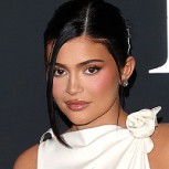 Kylie Jenner eligió top plateado de diseñador chileno: Mira la prenda