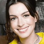 Anne Hathaway deslumbra con este vestido en tono amarillo vibrante que no todas pueden llevar