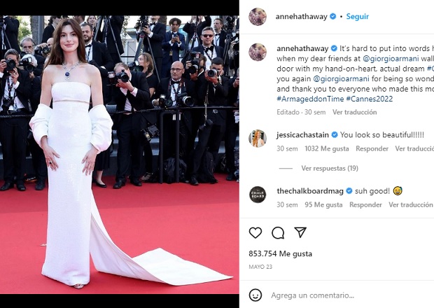 Anne Hathaway: La actriz sumó elogios en el Festival de Cine de Cannes con un traje completamente blanco, con mucho volumen y una cola que le daba el nivel requerido para la ocasión.