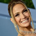 Jennifer Lopez lució perfecta en Navidad con este romántico minivestido que asoma como tendencia para primavera