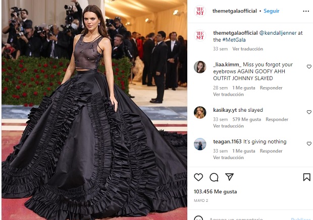 Kendall Jenner: Imposible que esta otra top model quede fuera del listado. La modelo acaparó las miradas en la Met Gala de 2022 por su gran vestido negro y un maquillaje muy particular, que consistió en lucir “sin cejas”.
