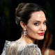 Angelina Jolie muestra cómo llevar un abrigo de terciopelo en forma de capa y lucir sublime