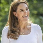 Kate Middleton opta por vestido naranja vibrante para visitar a niños en guardería