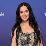 Katy Perry se mantuvo fiel a su llamativo y extravagante estilo al posar junto a la expareja de su marido