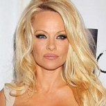 Pamela Anderson despertó la nostalgia por Baywatch con este vestido rojo