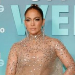 Jennifer Lopez opta por singular vestido para la fiesta de lanzamiento de su colección de zapatos