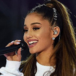Ariana Grande sorprendió con un abrigo rosa extragrande en Londres y se convierte en tendencia para el invierno