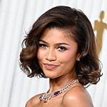 Zendaya volvió a la música tras 7 años de manera triunfal con este singular vestido y maxi botas