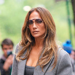 Jennifer Lopez muestra su gusto por los jeans con cintura alta para salir a pasear con su marido