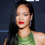 Rihanna luce radiante su embarazo en Nueva York:  Chaqueta casual y minifalda desgastada