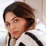Kendall Jenner regresó a los desfiles con este extravagante vestido y con joyería que recordó a la princesa Diana