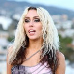 Miley Cyrus apuesta por sencillo estilo como “dama de honor” en la boda de su madre