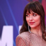 Dakota Johnson apostó por la comodidad y lo original con este vestido túnica en Toronto