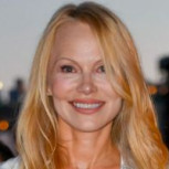 Pamela Anderson se reinventó a sus 56 años con un sentador estilo