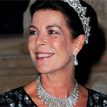 Carolina de Mónaco dio una lección de elegancia al optar por este vestido de terciopelo para asistir a la ópera