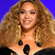 Beyoncé lució en Nueva York el vestido-capucha más sorprendente del último tiempo