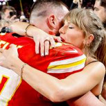 Taylor Swift llegó al Super Bowl para apoyar a su novio con un corset y llamativa joya