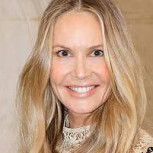 Elle Macpherson, una de las súper modelos más admiradas del mundo, regresó a las pasarelas a los 59 años