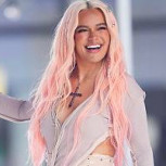 Karol G llegó a recibir su premio como la Mujer del Año con un vestido lleno de cristales brillantes