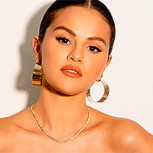 Selena Gomez es aclamada por el vestido de cóctel que usó en premier de un documental