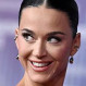 Katy Perry apostó por un vestido de cuerpo con una abertura frontal para American Idol