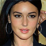 Monica Bellucci es una maestra para lucir jovial y elegante vestida completamente de negro