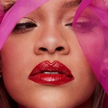 Rihanna opta por esta elegante chaqueta corta de piel sintética para salir a cenar