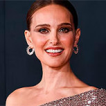 Natalie Portman elige el minivestido de lentejuelas coloridas más original de su closet