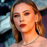 Scarlett Johansson llevó un espectacular collar de diamantes y oro blanco que opacó su vestido