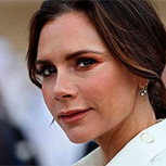 Victoria Beckham demostró que es la mejor modelo para sus propios diseños con espectacular vestido negro