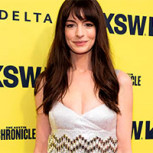 Anne Hathaway se atrevió con jeans con brillos y una camiseta blanca en desfile de Ralph Lauren