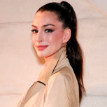 Anne Hathaway impone estilo en su paseo por las calles de Nueva York con este look con jeans y llamativa chaqueta metálica
