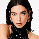 Dua Lipa propone este vestido de crochet que puede transformarse en la prenda perfecta para el verano
