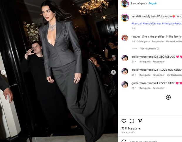Kendall Jenner reaffirmed her style and glamor that characterizes her. For the appointment, he opted for a set with a blazer blouse with shoulder blazer and a pronounced neckline, which complemented with a siren cut skirt.