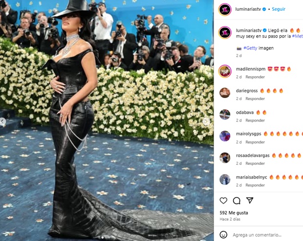 Kim Kardashian could not be missing and for this version, he opted for a black suit with crocodile skin texture and a matching hat. Incredible it was the great chip he carried in his neck, as well as his hoops and rings in silver tones.