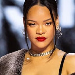 Rihanna causó sensación al aparecer por las calles de Nueva York llevando un original bolso en forma de baguette