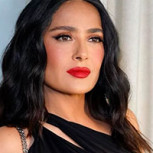 Salma Hayek llegó a un evento en Nueva York enfundada en este vestido gótico y zapatos de plataforma