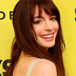 Anne Hathaway hace la previa de la Met Gala con este impecable y elegante traje Versace