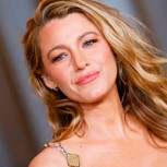 Blake Lively propone este vestido blanco de encaje con una atrevida abertura para el verano 2026