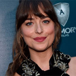 Dakota Johnson luce fabulosa con este diseño original y moderno en el programa de Jimmy Fallon