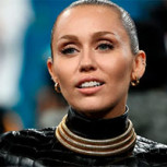 Miley Cyrus sorprendió en París con un atuendo espectacular confeccionado con plumas y transparencias