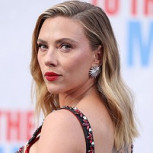 Scarlett Johansson se luce con un vestido strapless y collar de impacto en estreno de película