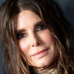 Sandra Bullock no le teme a los colores vibrantes y ha sabido reinventarse sin perder autenticidad