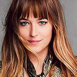 Dakota Johnson fue premiada enfundada en elegante vestido negro y llamativa esmeralda