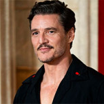 Pedro Pascal apuesta por un look en blanco que no convenció del todo en un evento con fans en Berlín