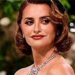 Penélope Cruz brilló con un traje de tweed con elegancia atemporal en el desfile de Chanel en París