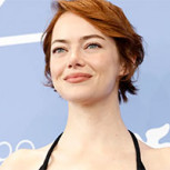 Emma Stone deslumbra en Venecia con un vestido lleno de volúmenes y brillo reafirmando un estilo sofisticado