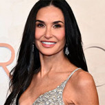 Demi Moore confirma el regreso del terciopelo con este traje que es uno de los más elegantes que ha utilizado