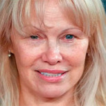 Pamela Anderson da una lección de estilo y rompe con el mito sobre los colores pastel